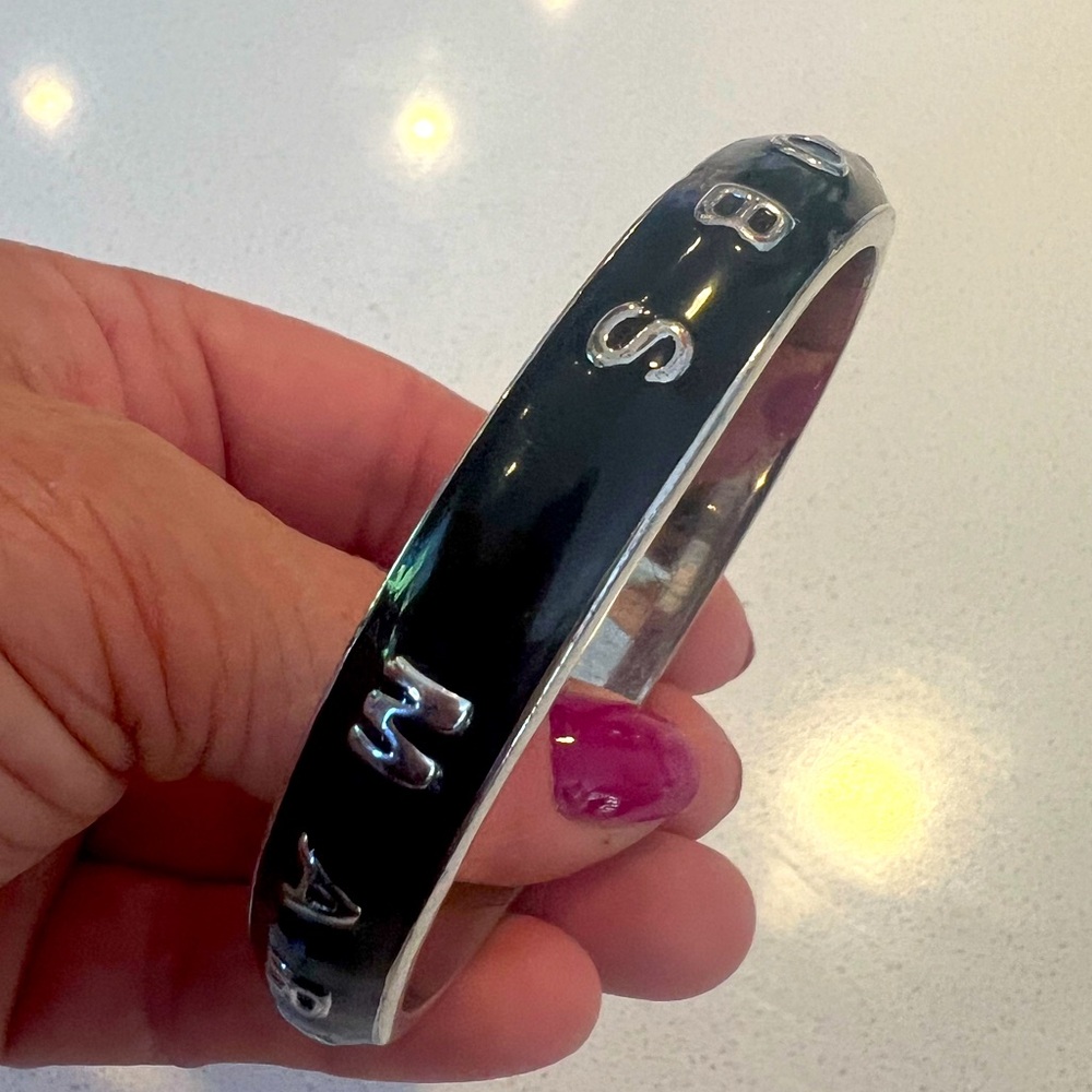 Marc by Marc Jacobs Metal Bracelet. 2,5 inches in diameter.
